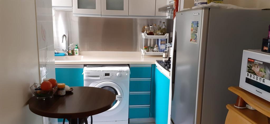 廚房面積闊大,擺放圓形餐桌後,仍有不少活動空間。(代理提供)