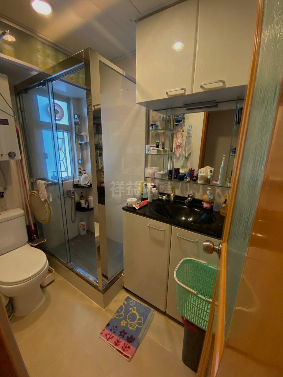 明廁浴室十分闊落,裝修亦企理。(代理提供)