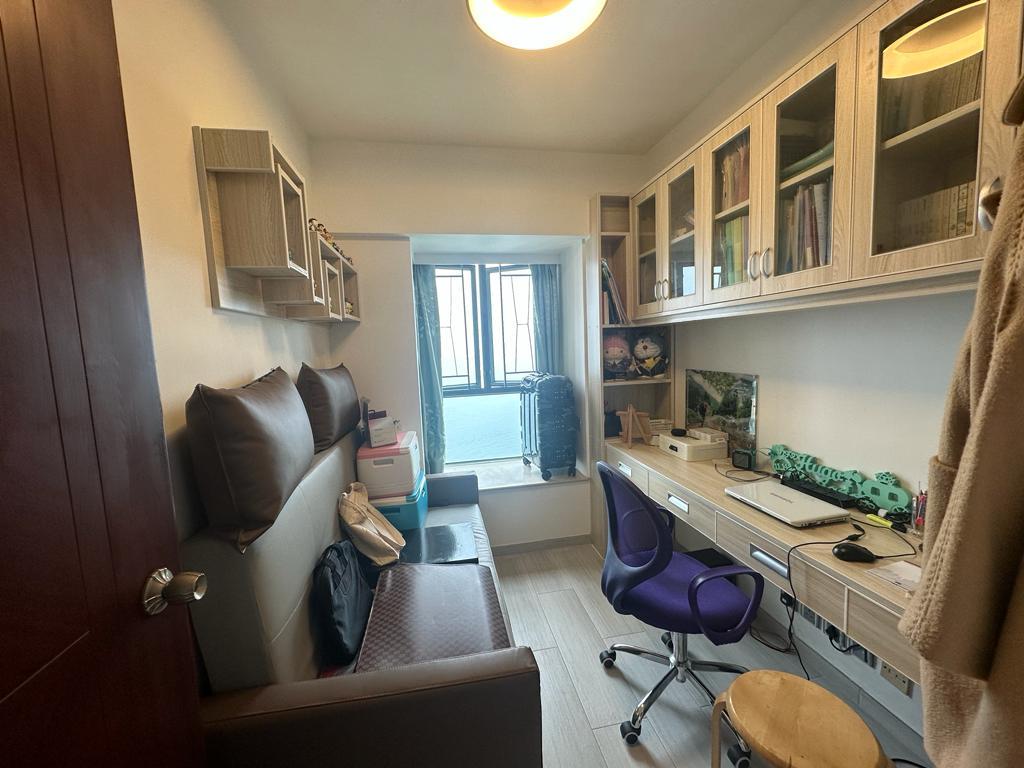 其中一間睡房改作書房用途。(代理提供)