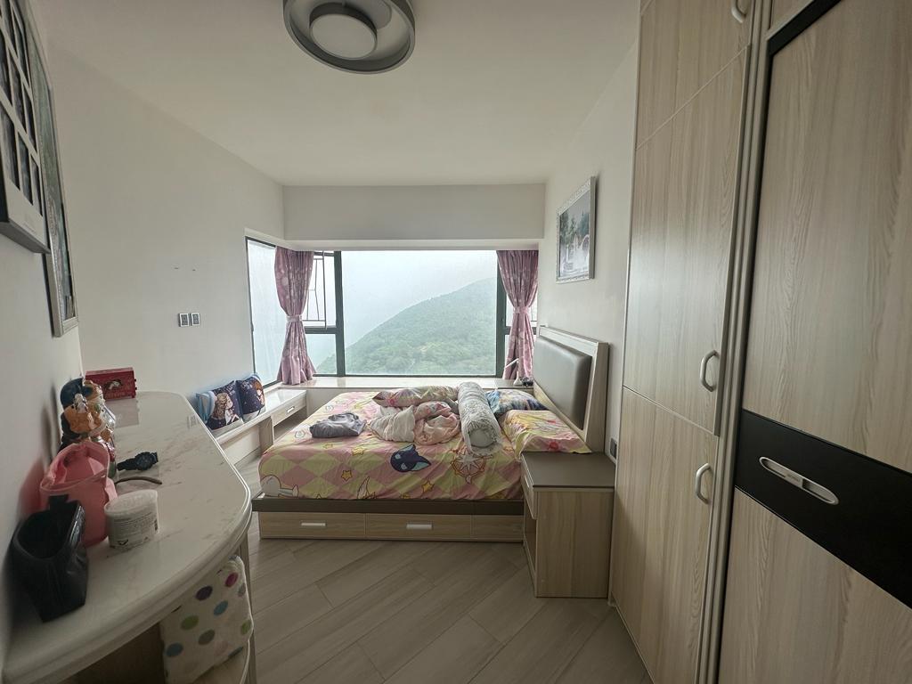 主人套房設90度闊落大窗,山海景致盡收眼底。(代理提供)