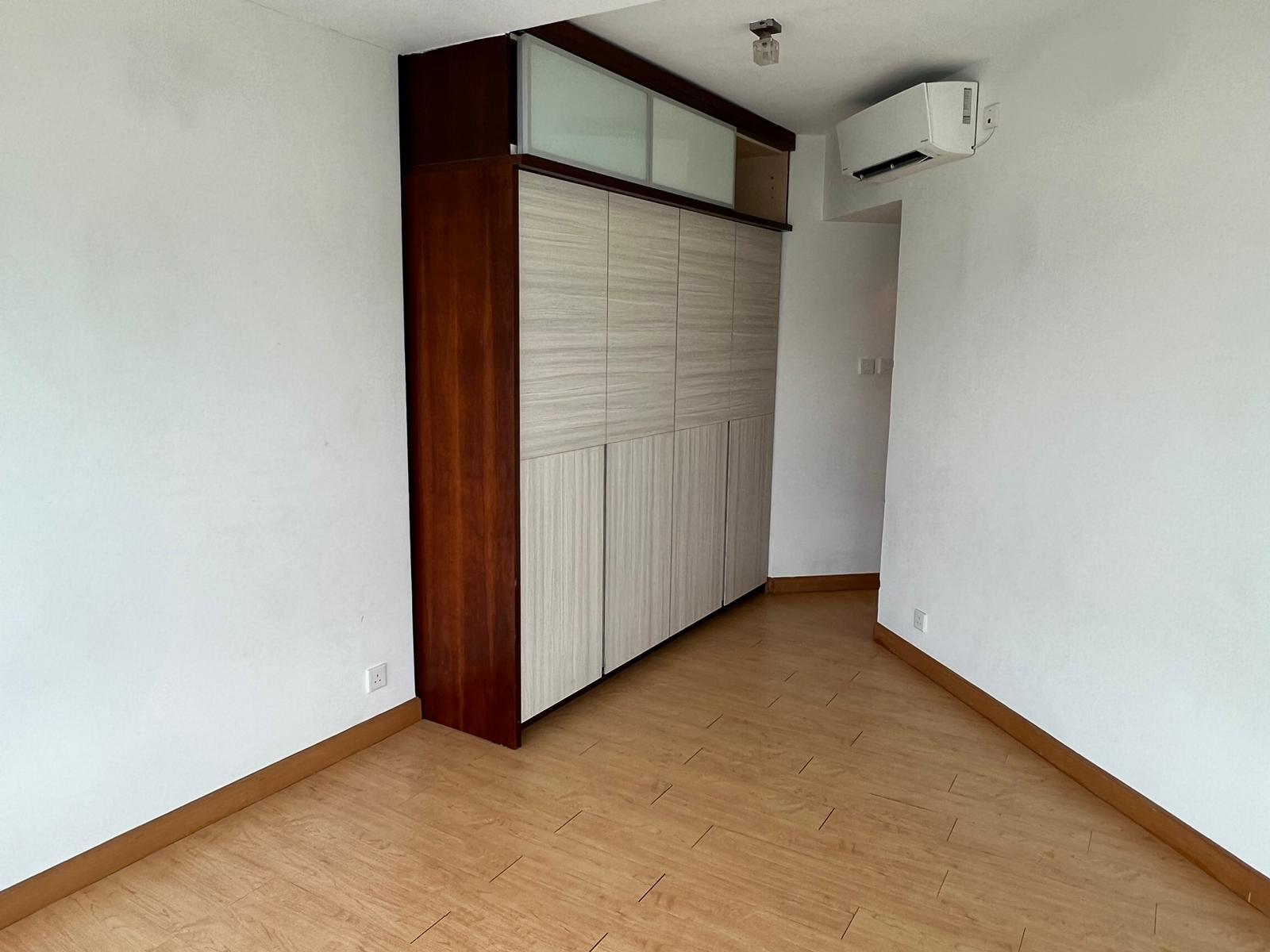 主人套房間隔不算四正,但空間十分闊落。(代理提供)