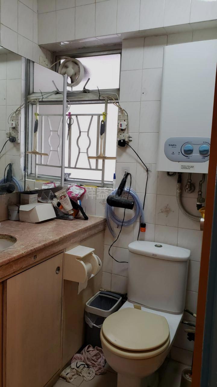 浴室面積不細小,頗為實用。(代理提供)