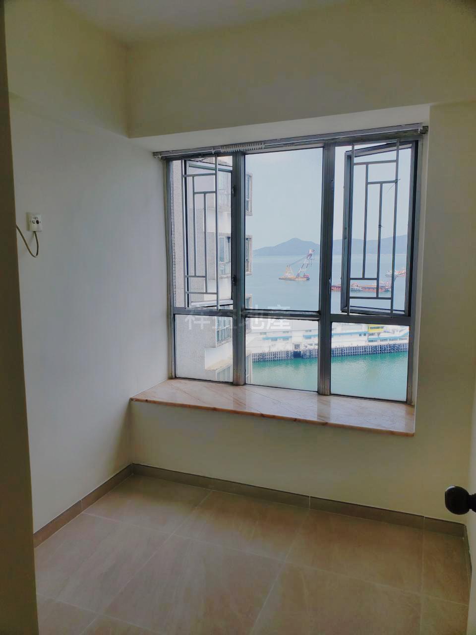 其中一間睡房可望屯門碼頭景致。(代理提供)