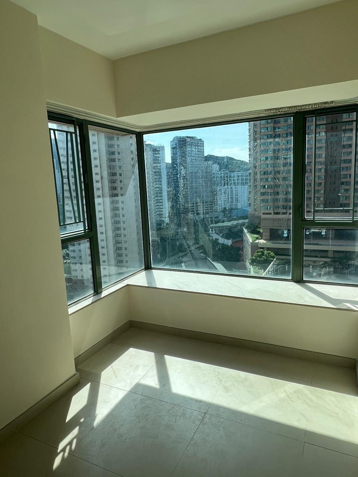 主人房窗戶闊大,十分光猛開揚。(代理提供)