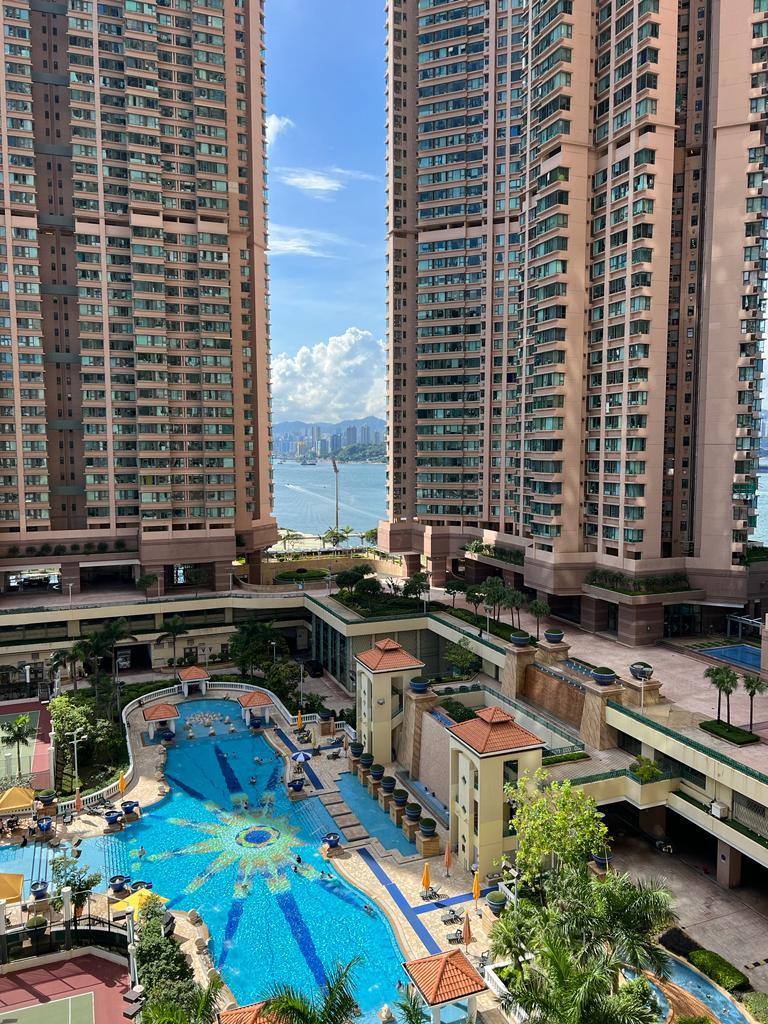 在樓與樓之間可望少許海景。(代理提供)