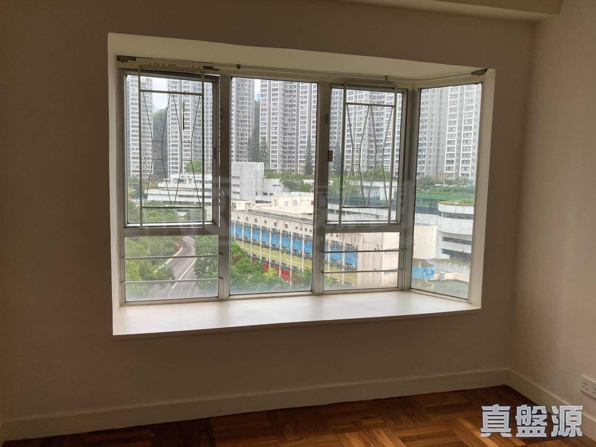 單位座向東南,外望開揚園景和學校景。(代理提供)