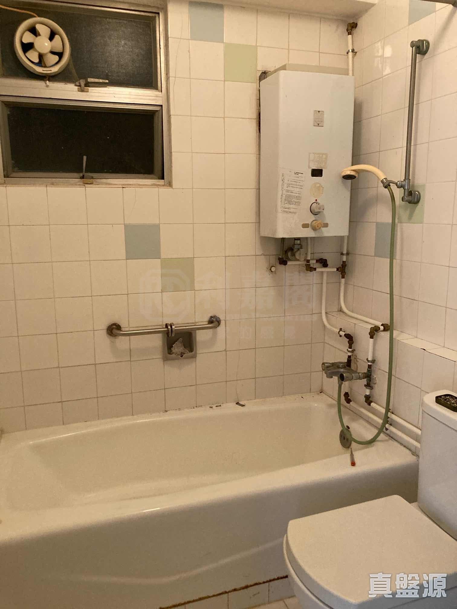 浴室裝修略舊,勝在闊落。(代理提供)