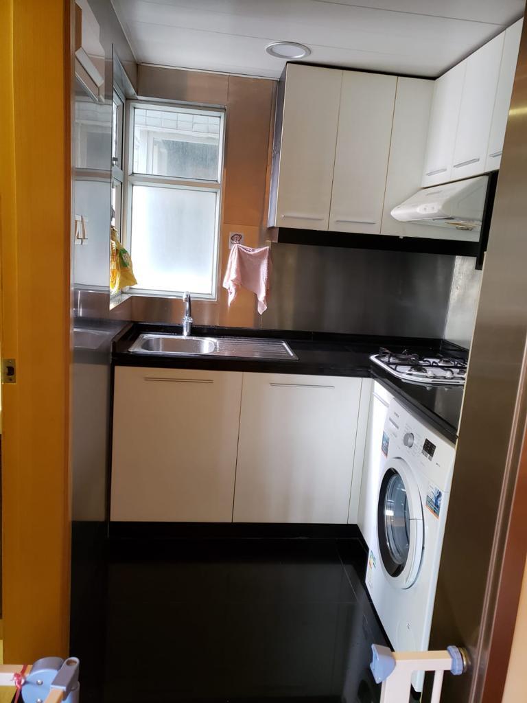 廚房面積闊落,配套亦新淨。(代理提供)