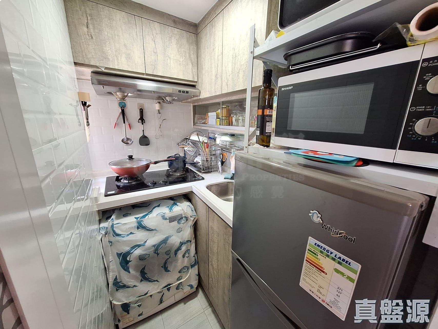 廚房面積雖不大,但仍能擺放洗衣機,頗為實用。(代理提供)