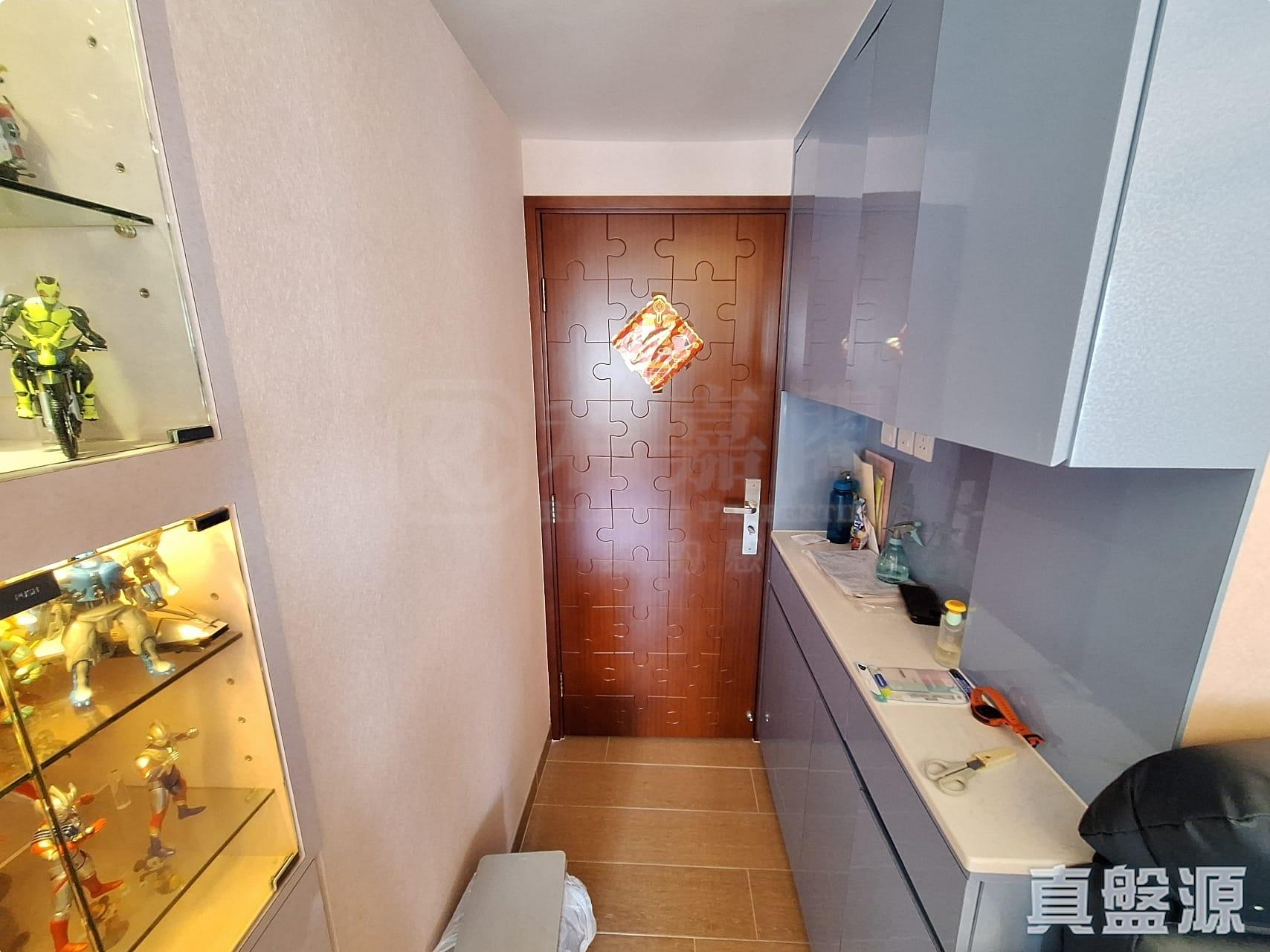 玄關位設有一列簇新鞋櫃、儲物櫃及射燈裝飾櫃,設計簡約又實用。(代理提供)