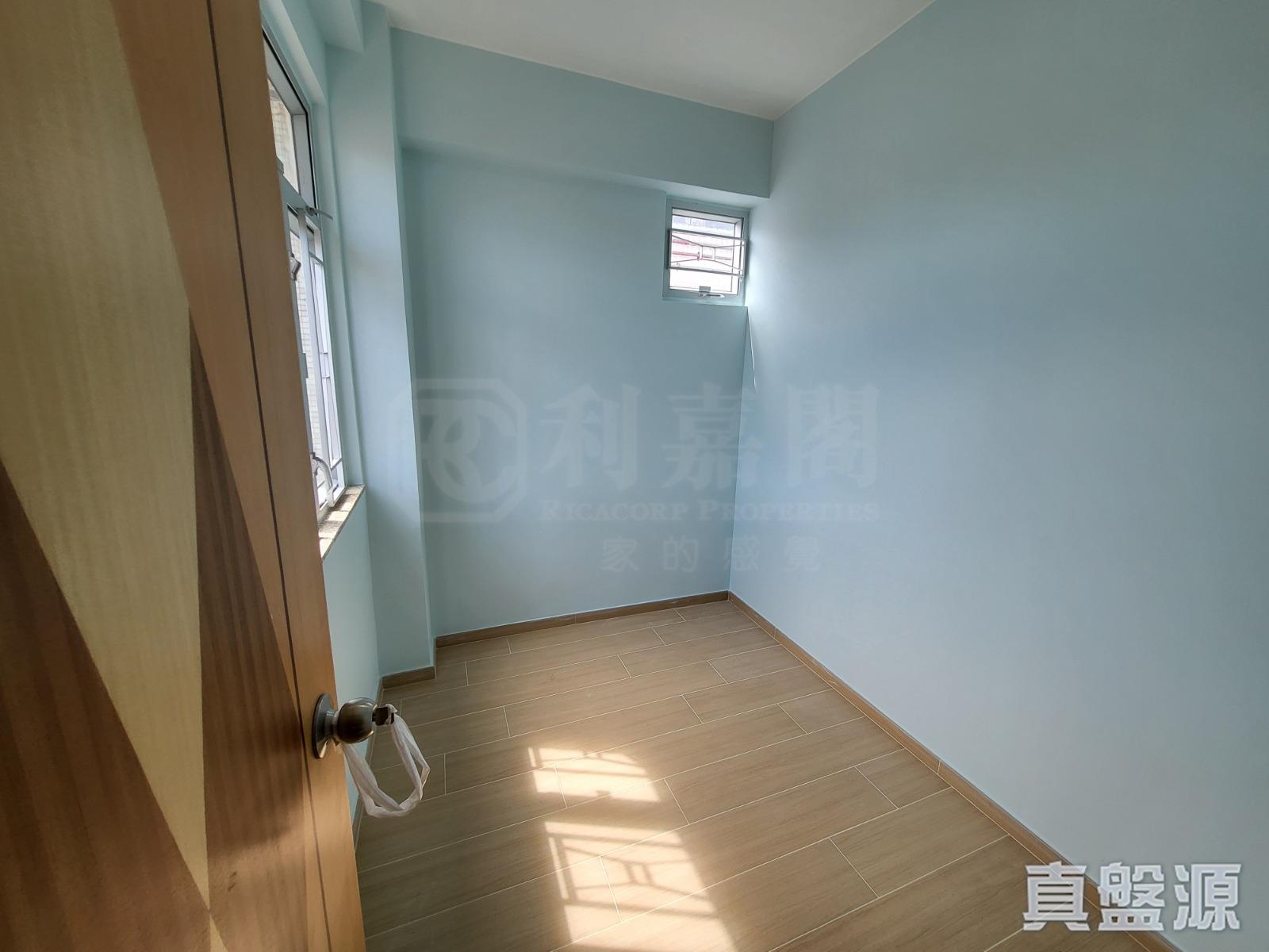 其中一間睡房光線充沛。(代理提供)