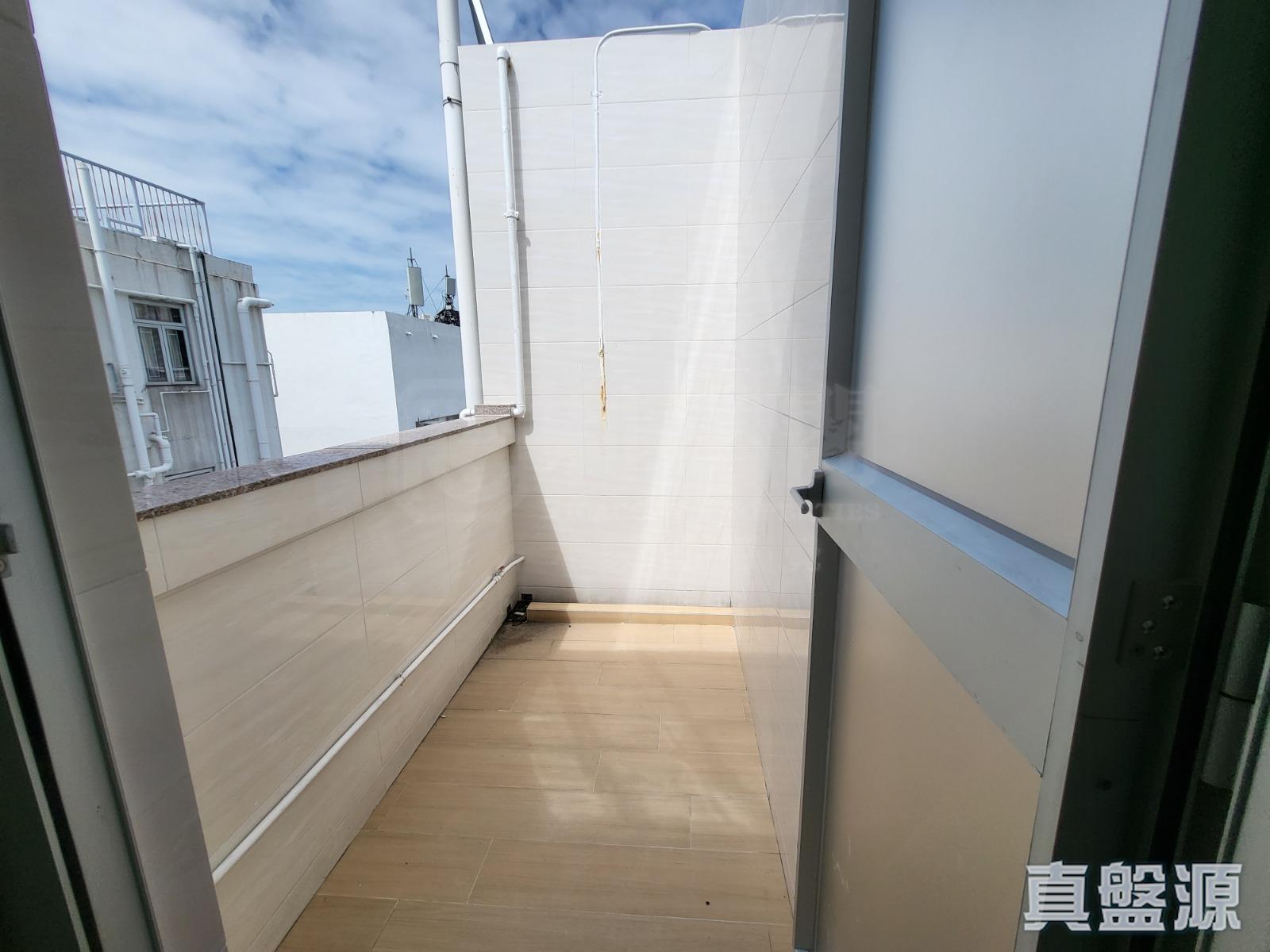 單位附有37方呎平台,方便晾曬衣物。(代理提供)