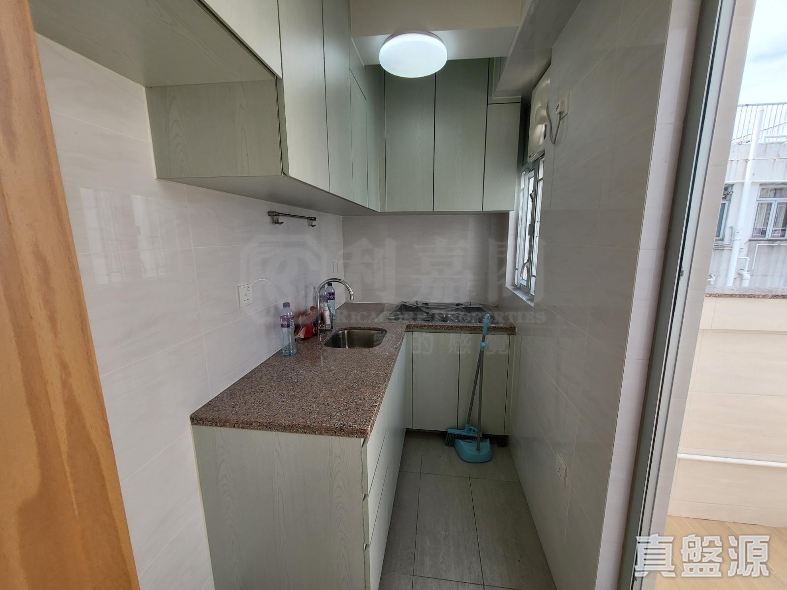 廚房有不少儲物櫃,收納空間多。(代理提供)