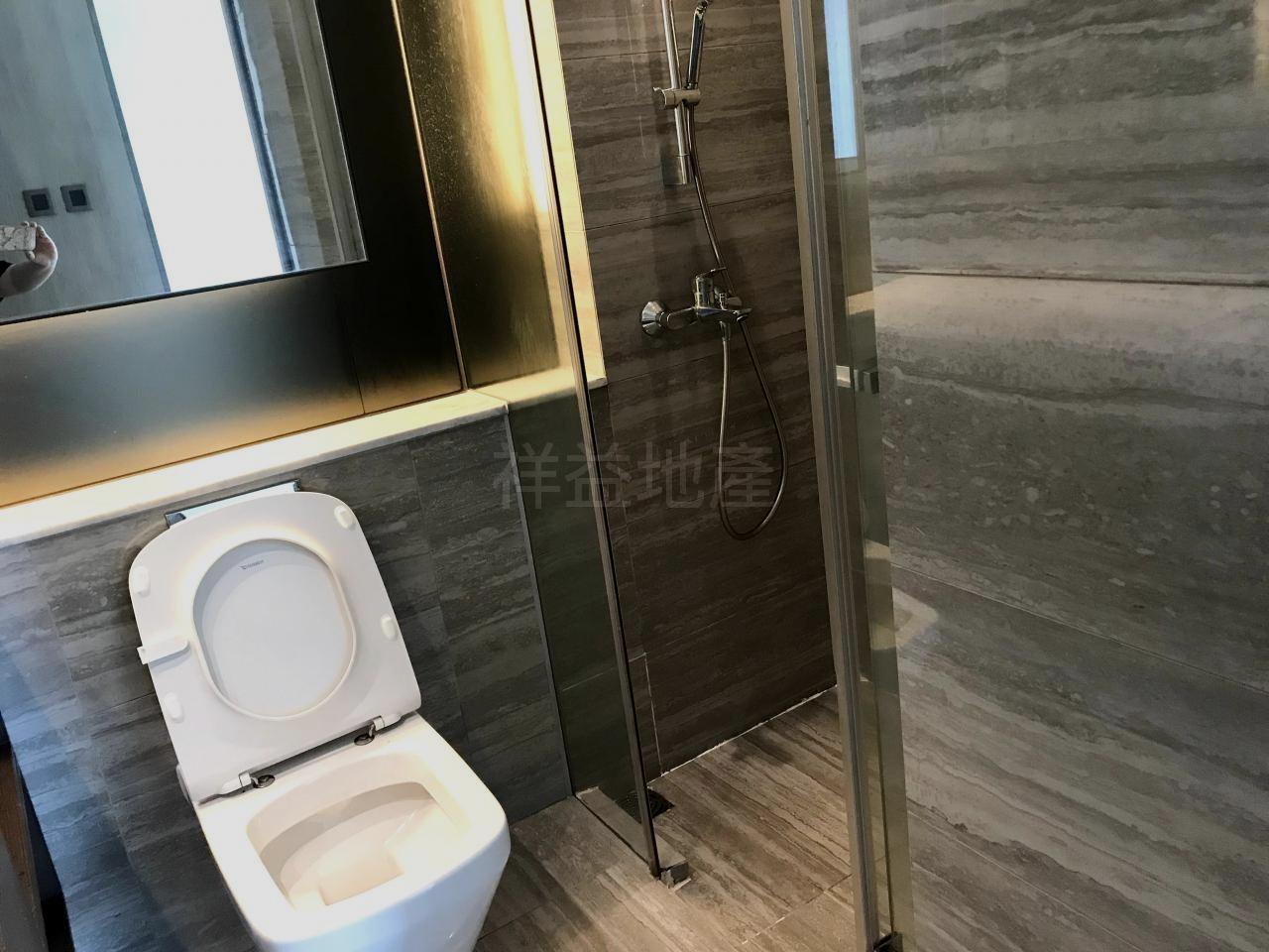 原裝發展商裝修的浴室,企理整潔。(代理提供)