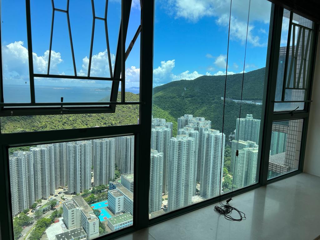 單位位處極高層,俯瞰前方大型屋苑,並飽覽翠綠山巒及海天一色景致。(代理提供)