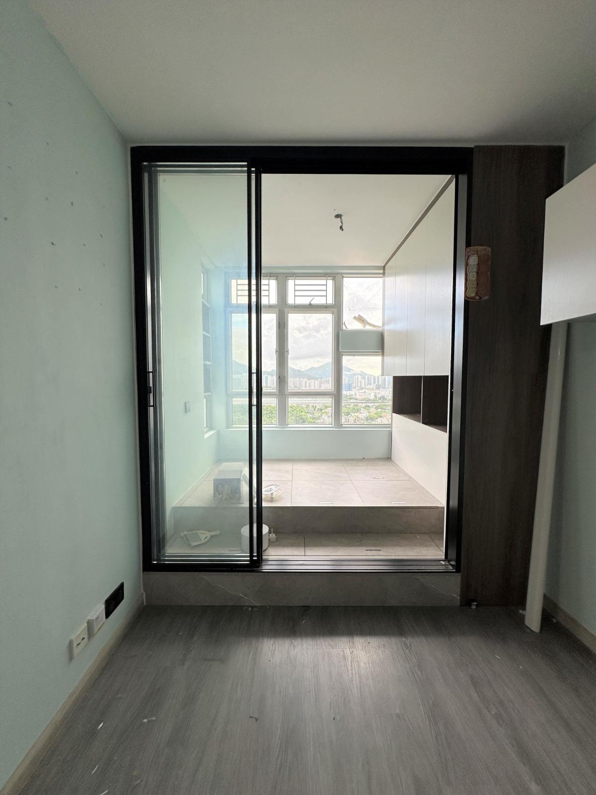 睡房加設地台,收納空間大增,而透明玻璃趟門設計,令一室光猛開揚。(代理提供)