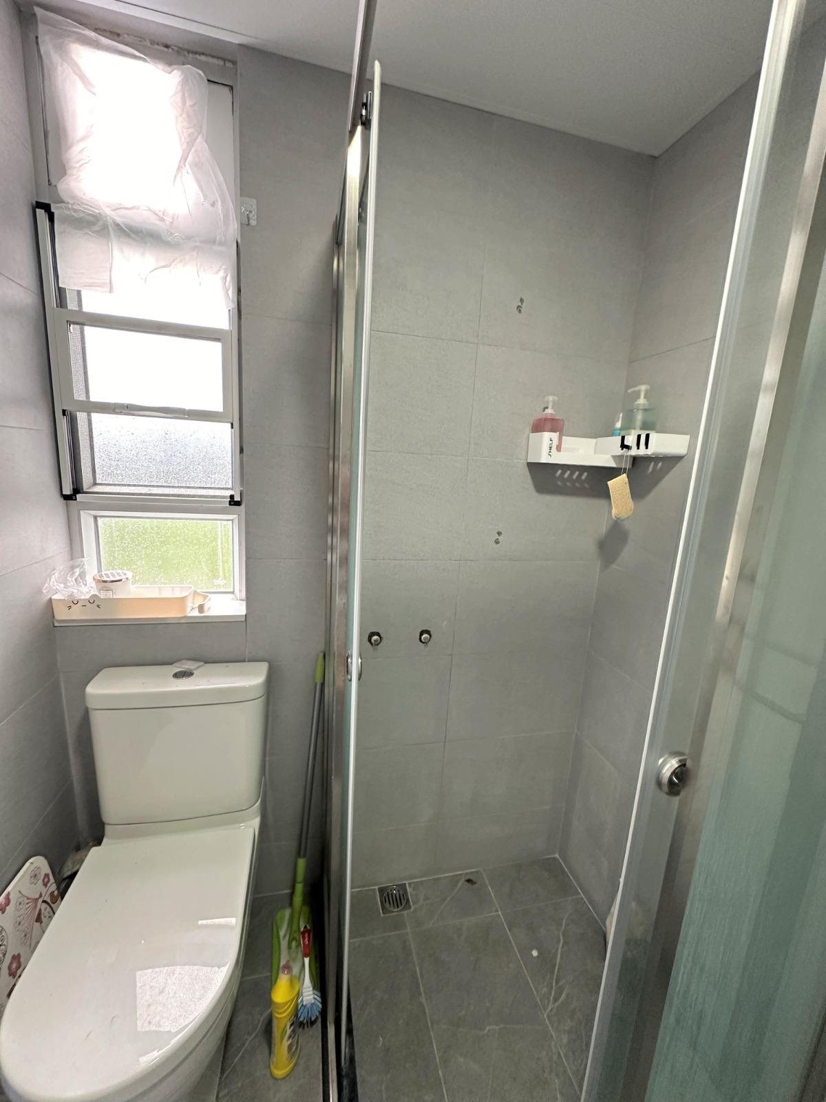 企缸設計浴室屬明廁,簇新企理。(代理提供)