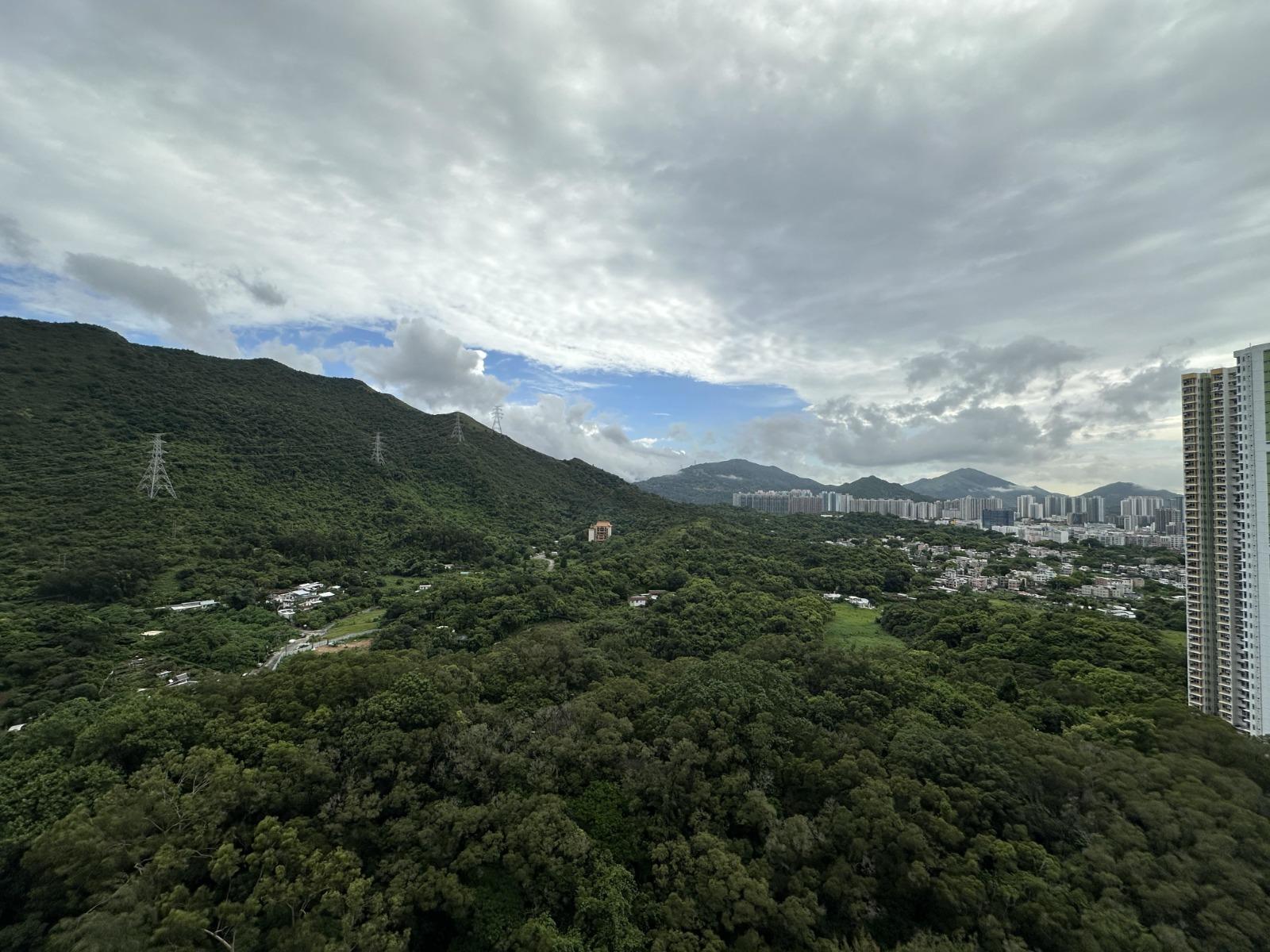 單位外望連綿山景,綠油油的視野清幽開揚。(代理提供)