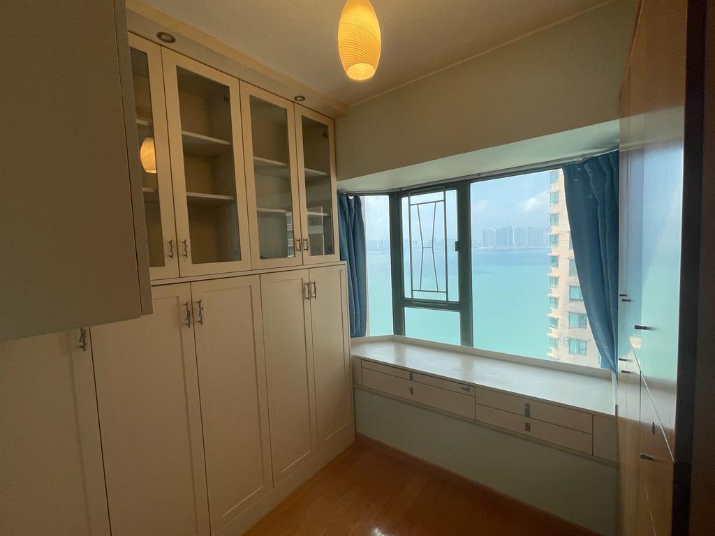 主人房外望開揚海景,並附有不少儲物櫃。(代理提供)