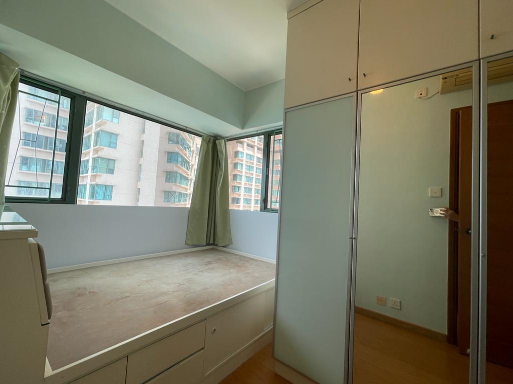 另一間睡房以樓景為主,設特大窗戶,感覺開揚。(代理提供)