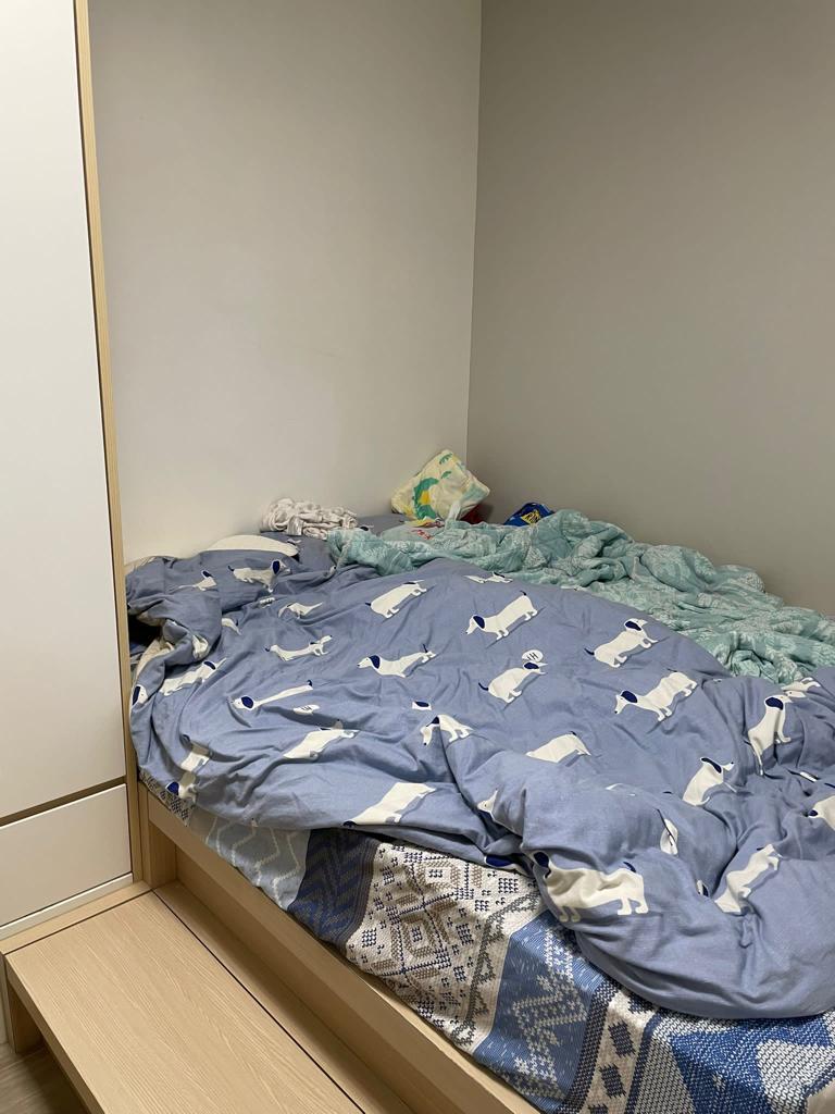 睡房設有地台,裝修仍簇新。(代理提供)