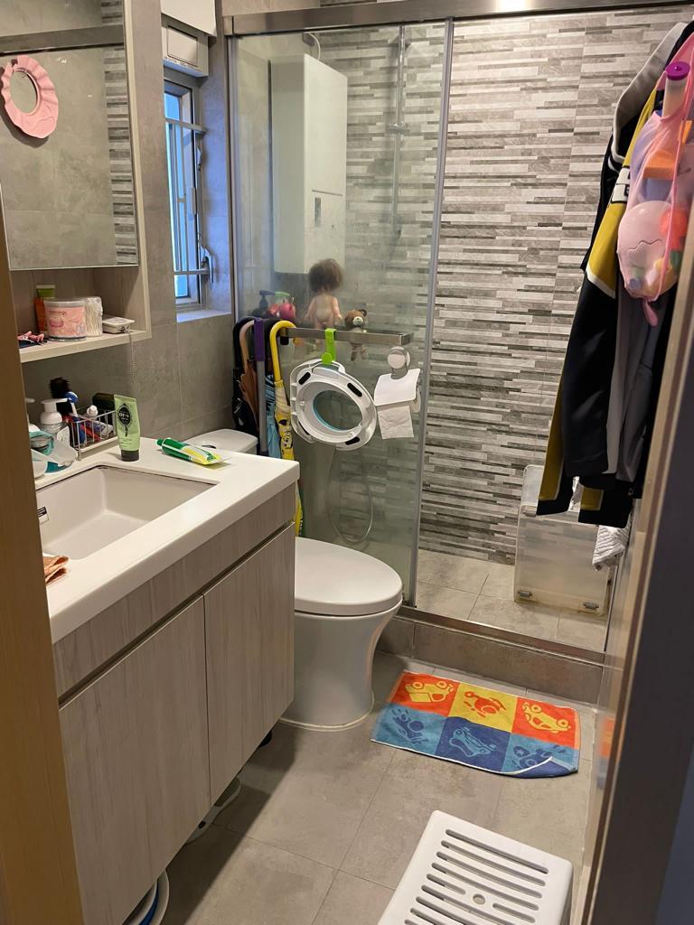 浴室裝修雅緻,保養新淨。(代理提供)