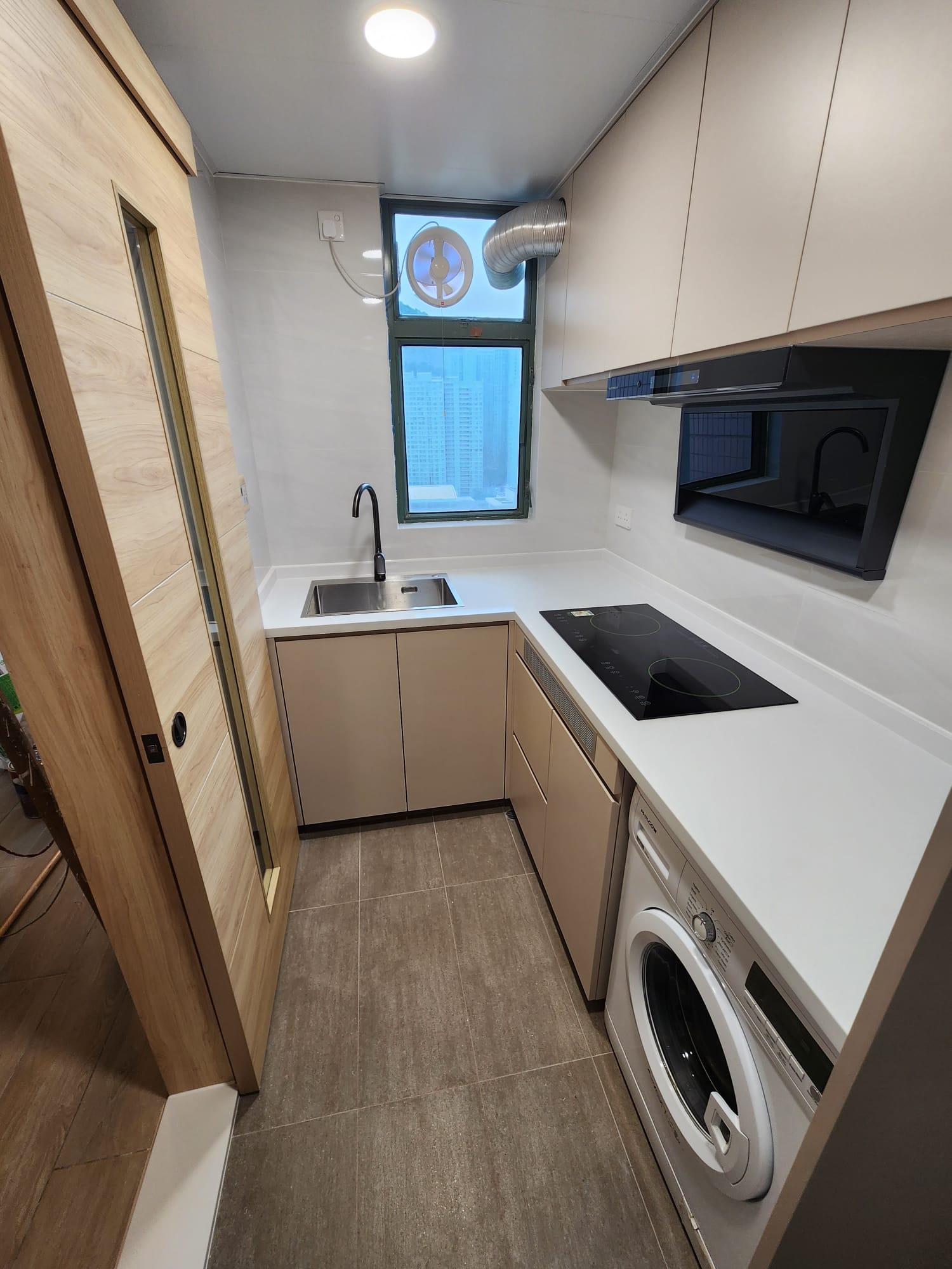 採趟門設計的廚房,配套新淨齊全。(代理提供)