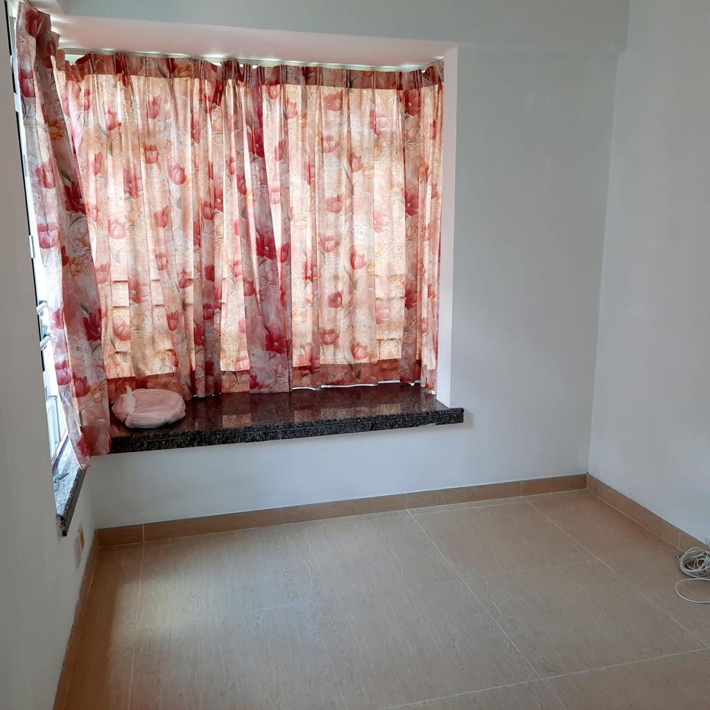 其中一間睡房設有90度闊落大窗,光猛通爽。(代理提供)