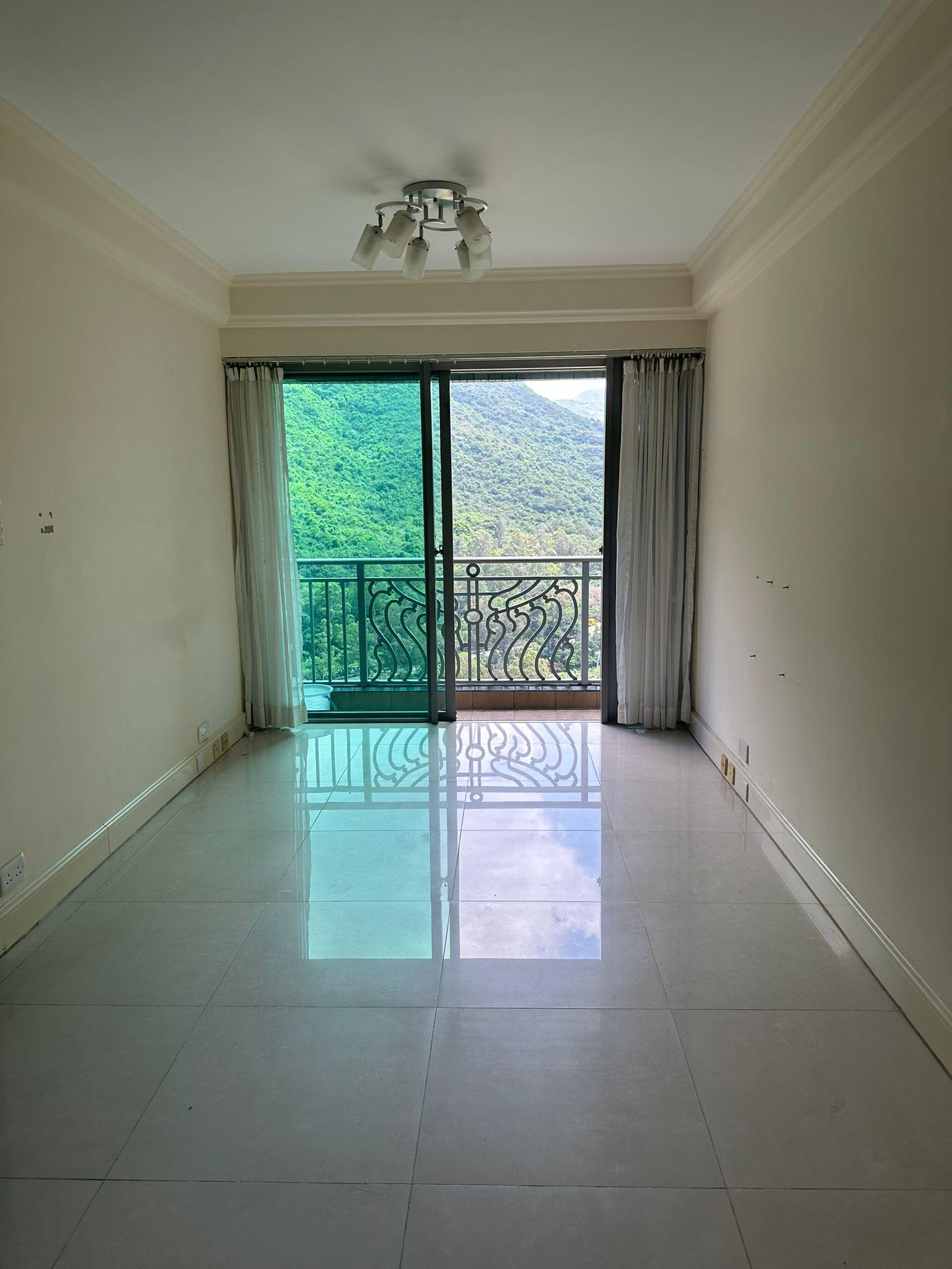 長方形大廳面向一片綠油油山巒,居住環境清靜開揚。(代理提供)