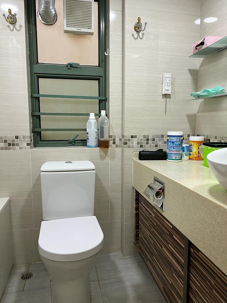 浴室空間算闊落。(代理提供)