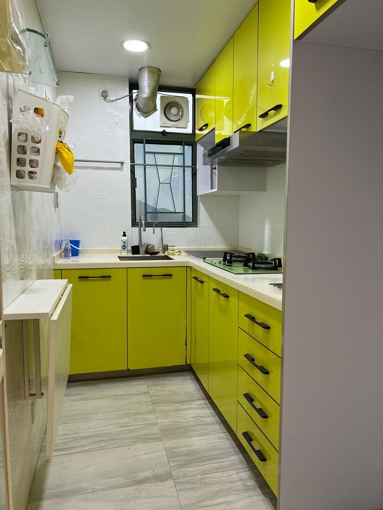 鮮黃色為主調的廚房,配套新淨齊全。(代理提供)