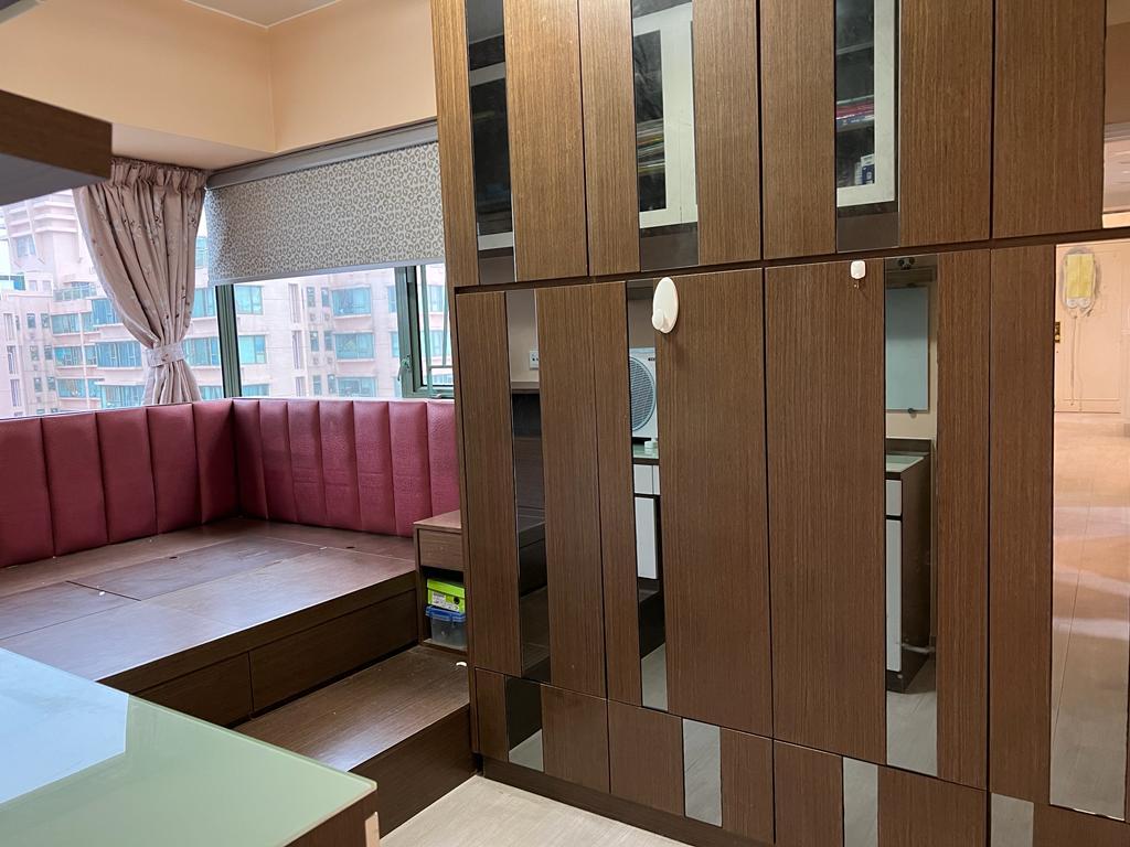 主人套房設有地台及大衣櫃,收納空間充足。(代理提供)