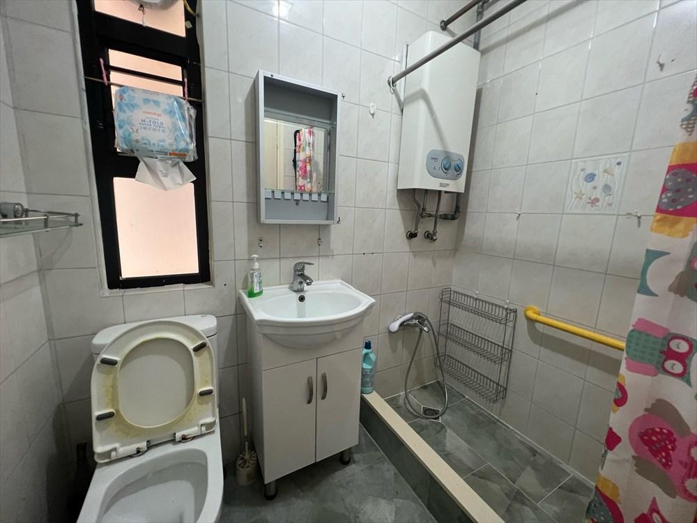 浴室面積闊落,兼屬通風明廁設計。(代理提供)