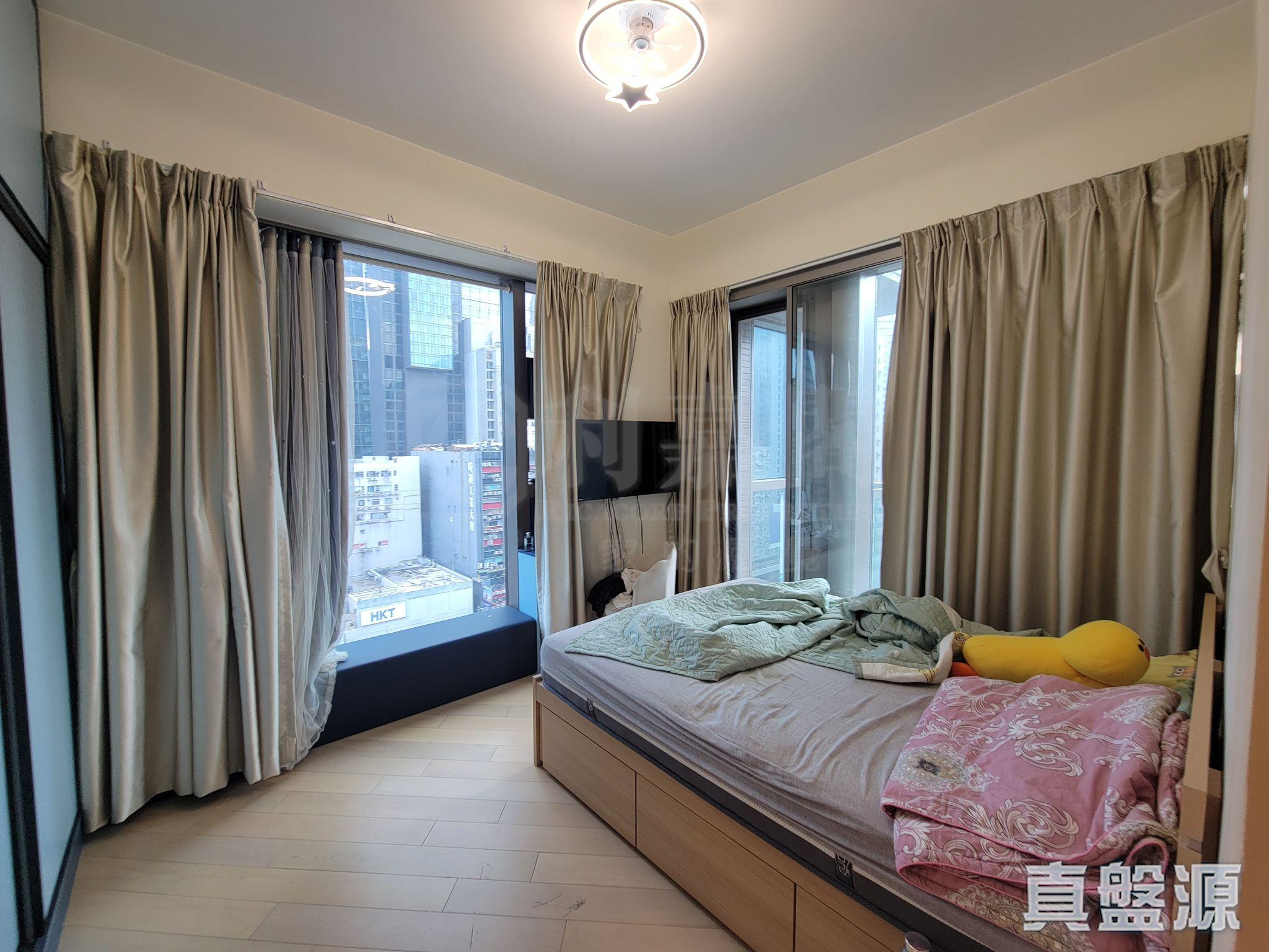 單位主人房設有小露台,兩邊大窗戶景觀以區內樓景為主。(代理提供)