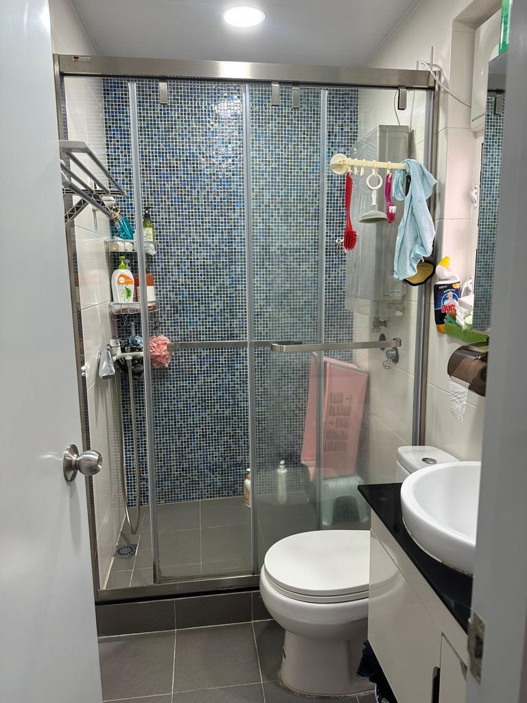 明廁企缸浴室以藍及灰色成主調,用色討好,而且新淨整潔。(代理提供)