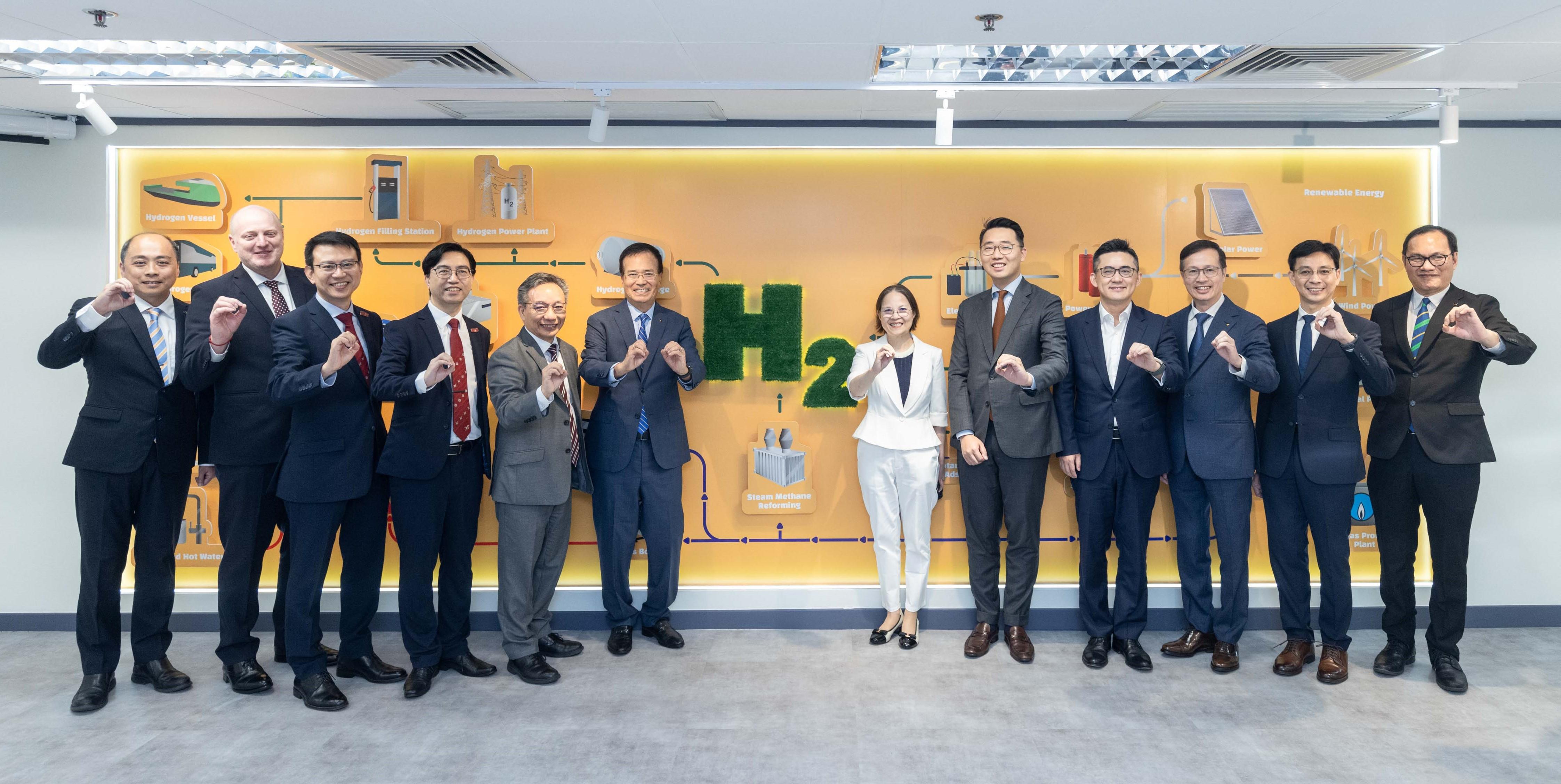 煤氣公司與城巴母公司匯達交通服務日前簽署合作備忘錄,共同探討將氫氣作為公共巴士燃料的替代能源,並就氫氣相關業務和市場計劃進行資訊交流。