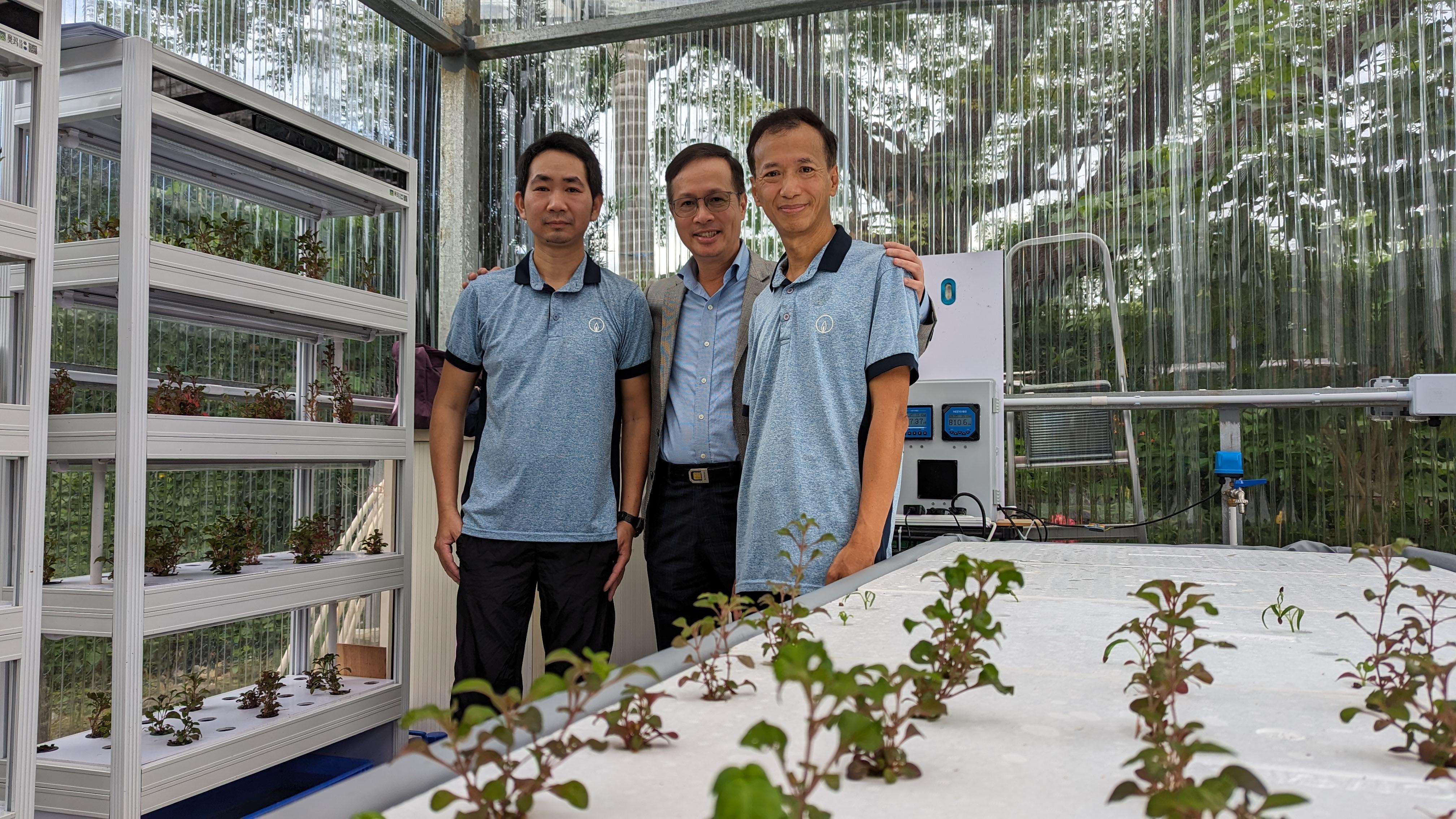 煤氣公司策略及創新總監暨商務總監—香港公用業務馮文傑(中)感謝煤氣公司項目經理—煤氣溫馨義工隊鄺英釗(右)為八鄉中心小學提供技術支援,以及煤氣公司工程師郭子豐(左)為溫室安裝物聯網控制系統