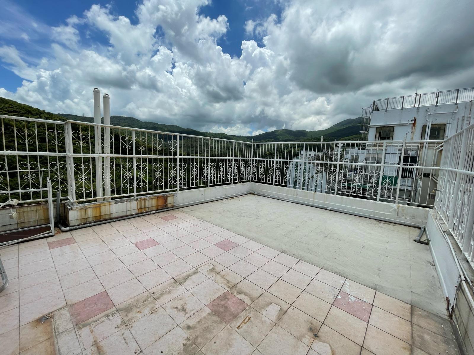 天台面積有398方呎,眺望連綿山景。