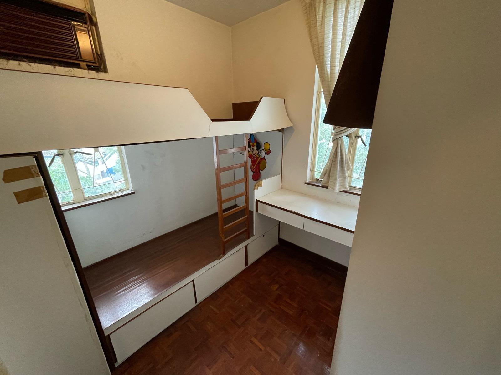 單位為兩房間隔,每間房均設有兩扇窗戶,空氣流通之餘,亦頗為光猛。