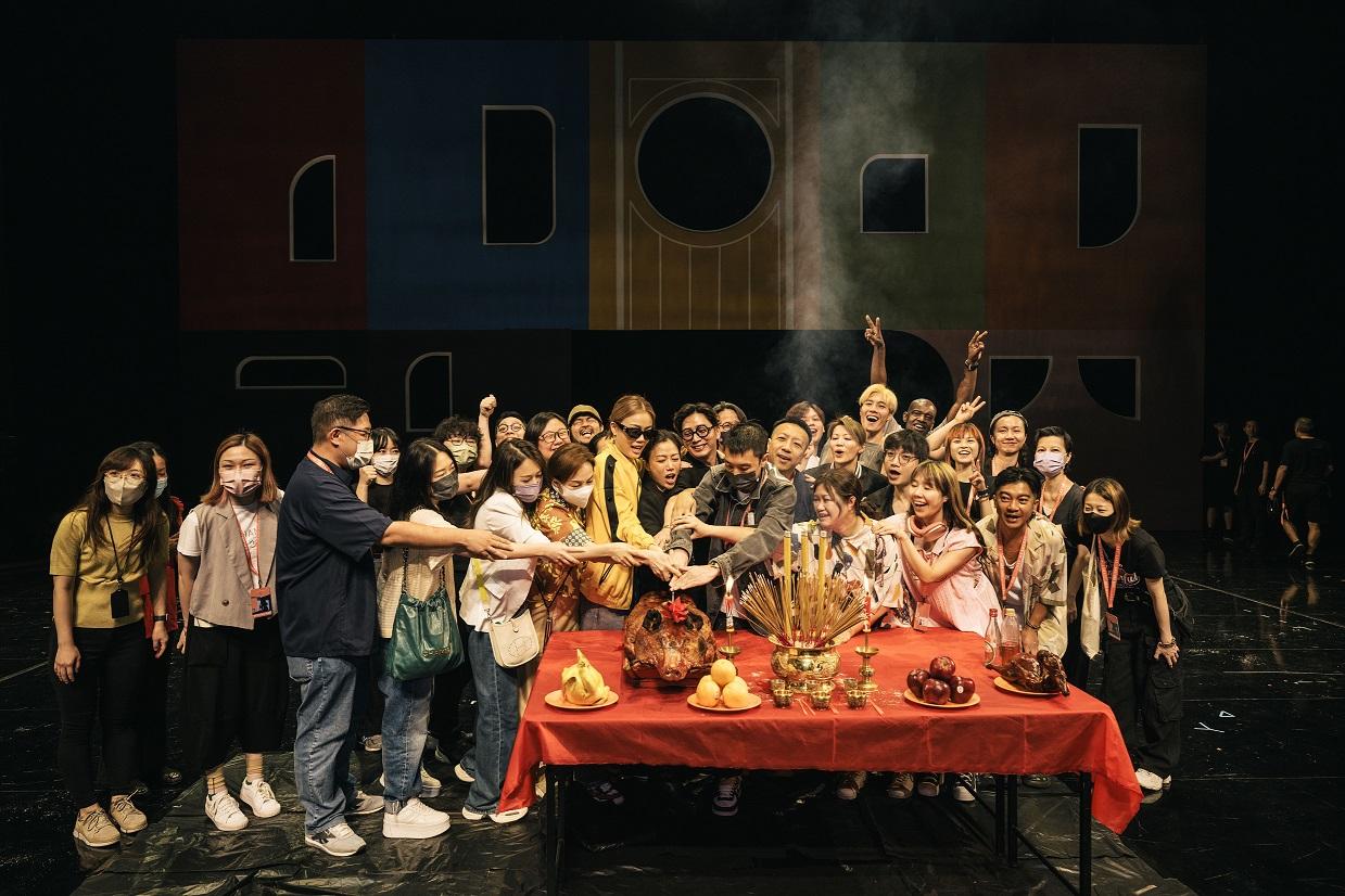 祖兒與工作大隊一起參予拜神儀式