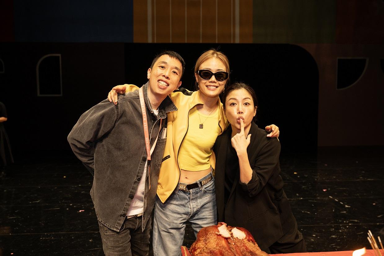 祖兒與彭秀慧等興奮參予拜神儀式。