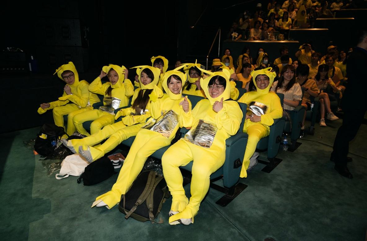 首晚為歌迷場,大家都按照Secret Lifedress code。