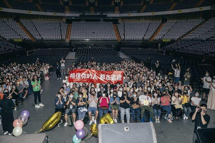 Eason在彩排時,獲台灣歌迷驚喜送蛋糕和拉橫額「示愛」。