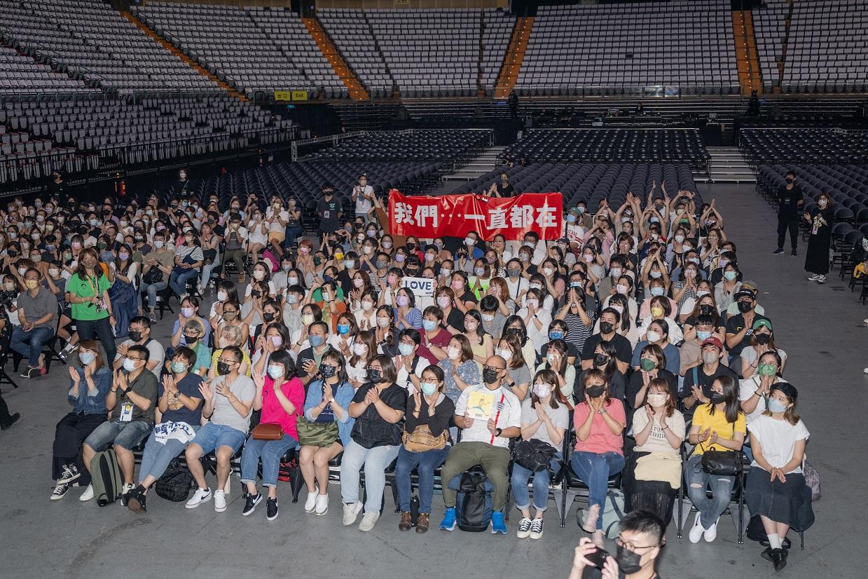 Eason在彩排時,獲台灣歌迷驚喜送蛋糕和拉橫額「示愛」。