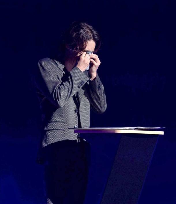 與真司郎公開出櫃宣言並感觸落淚。