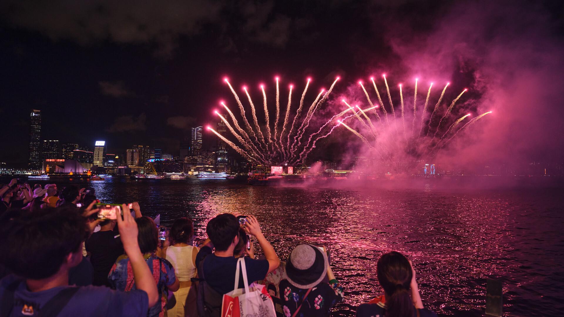 旅發局舉辦「開心香港」樂聚維港嘉年華,除有維港水上音樂會,亦有多個連串精彩節目沿海濱上演。