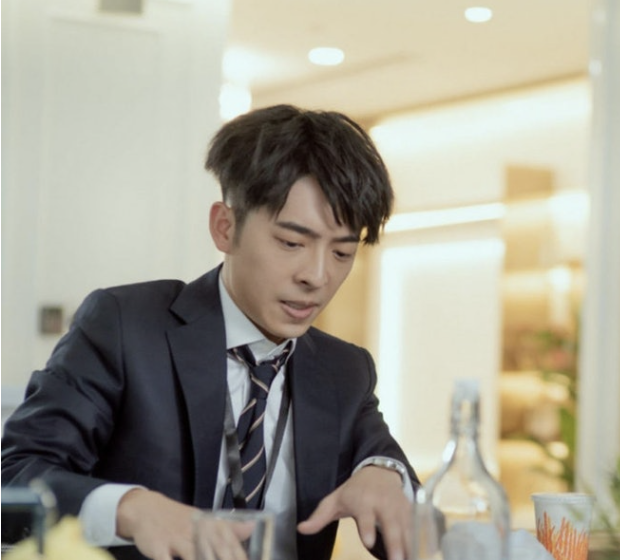 打工仔日日朝九晚六為公司做牛做馬,都只不過是想年終可以升職加薪。(示意圖,非當事人)(ViuTV《大叔的愛》劇照)