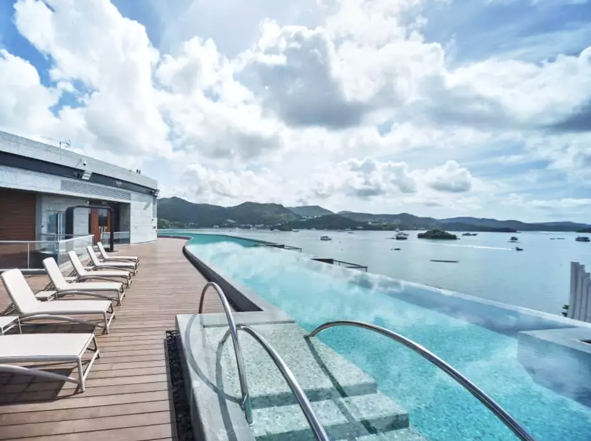 頂層無邊際游泳池。