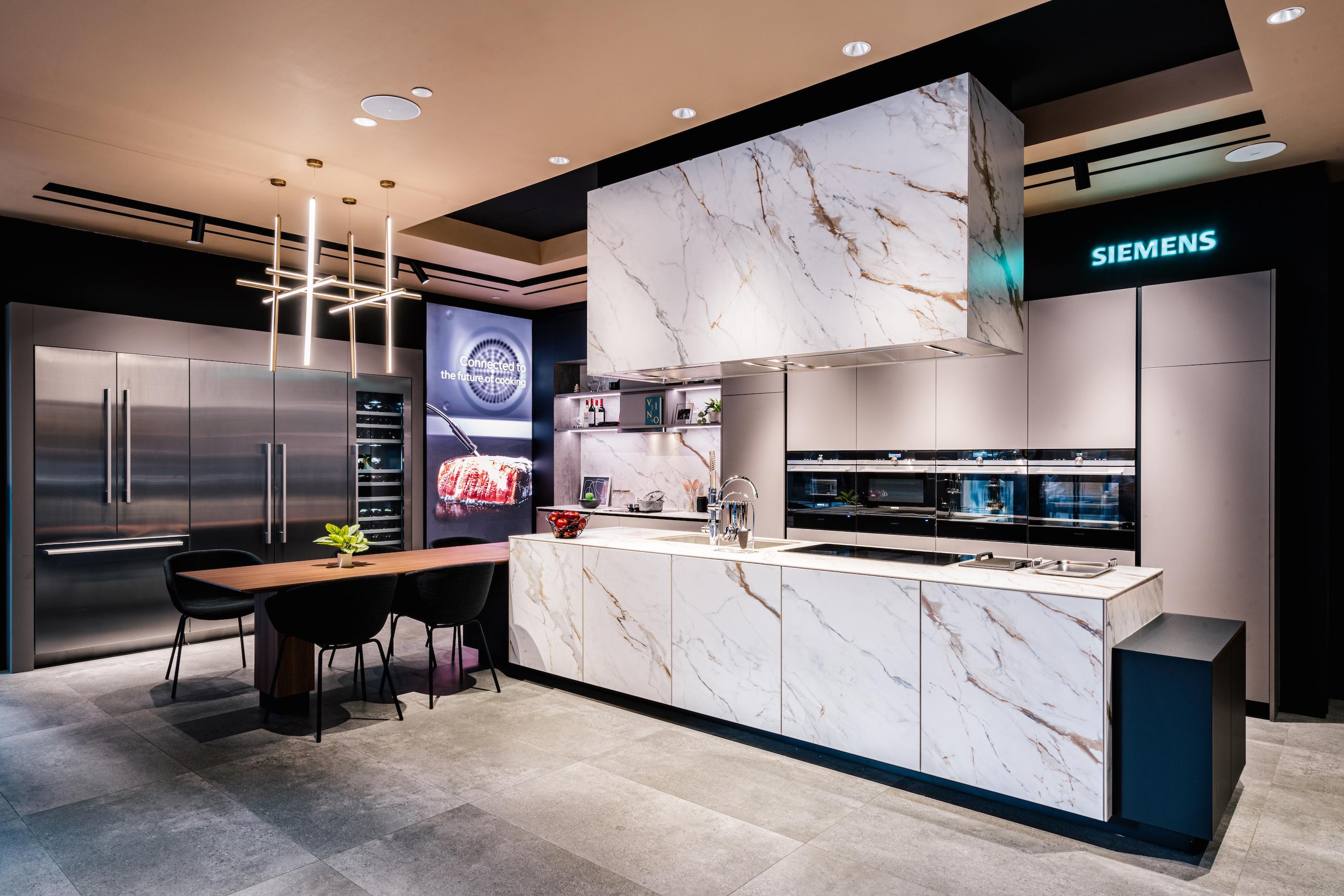 佔地3,200平方呎,展示品牌最齊全的旗艦產品及多個廚房布局區域。