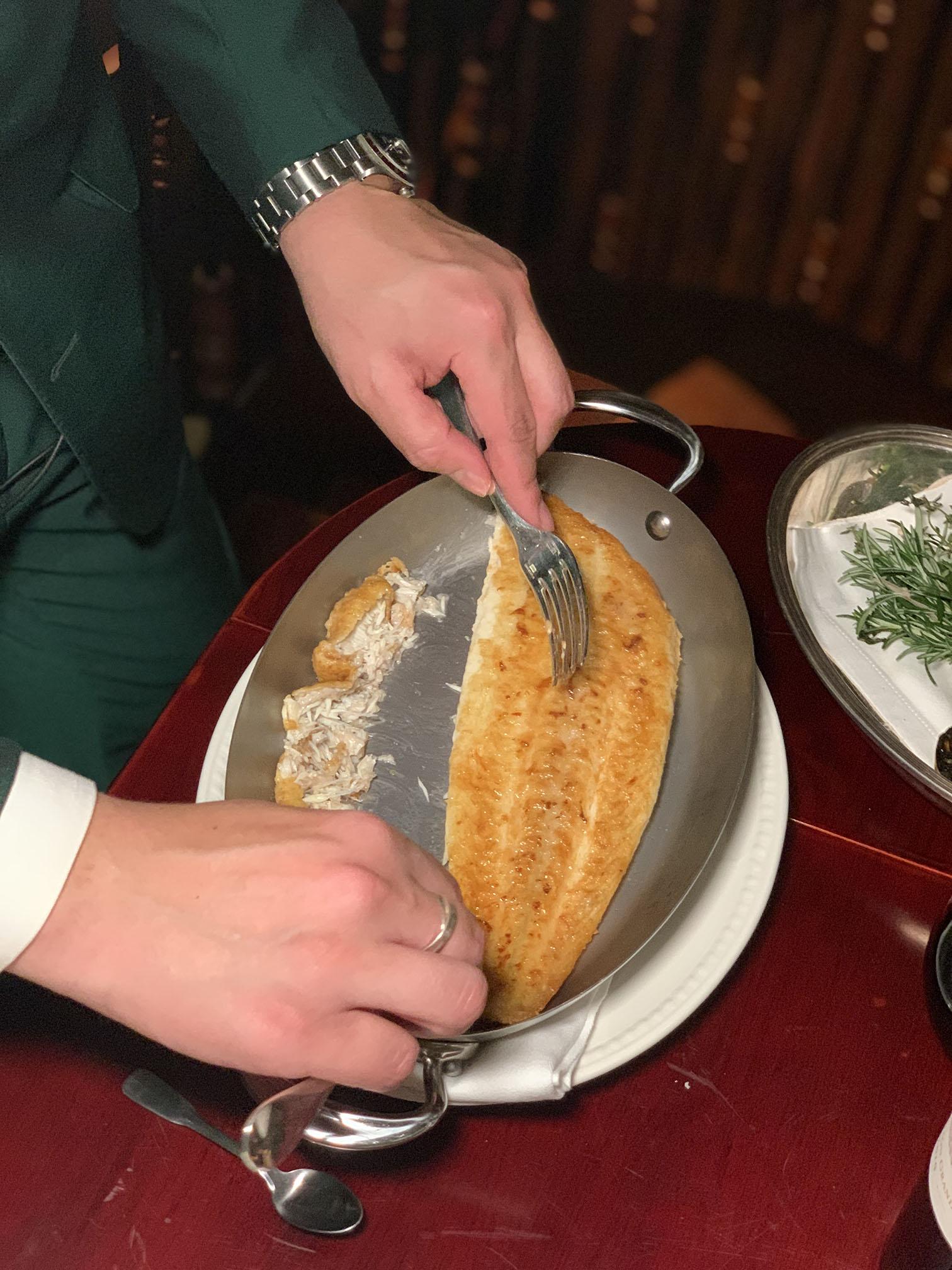 Sole meunière法式牛油煎龍脷,奉菜時須要在客人面前去骨,起出魚柳,很考驗侍應的專業手藝。